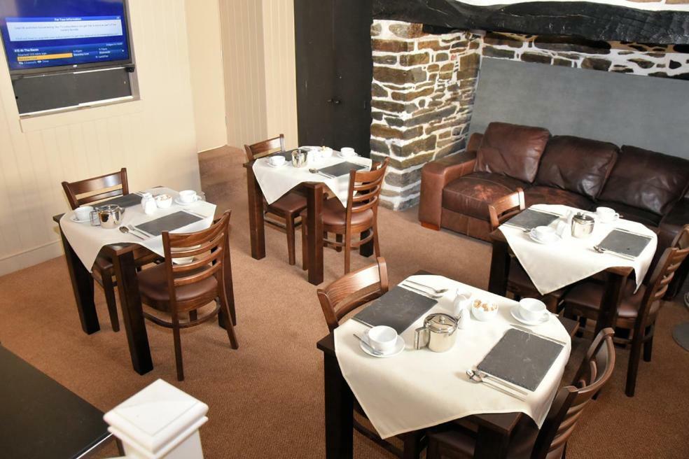 The Red Lion 3*